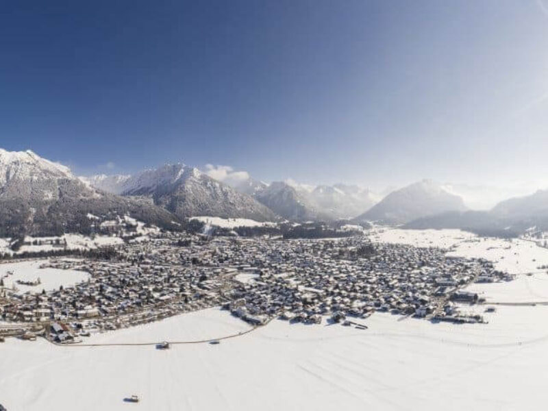 Fantastischer Wintertag im schneebedeckten Oberstdorf
