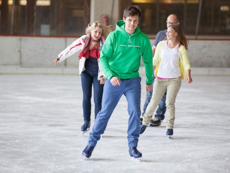 Schlittschuhläufer beim Publikumslauf im Eissportzentrum in Oberstdorf