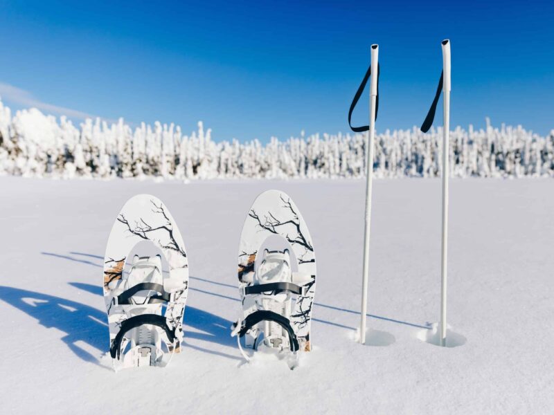 Schneeschuhwander-Ausrüstung steckt im Schnee